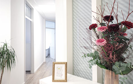 Blumenstrauß mit goldenem Bilderrahmen und Blick in den Flur