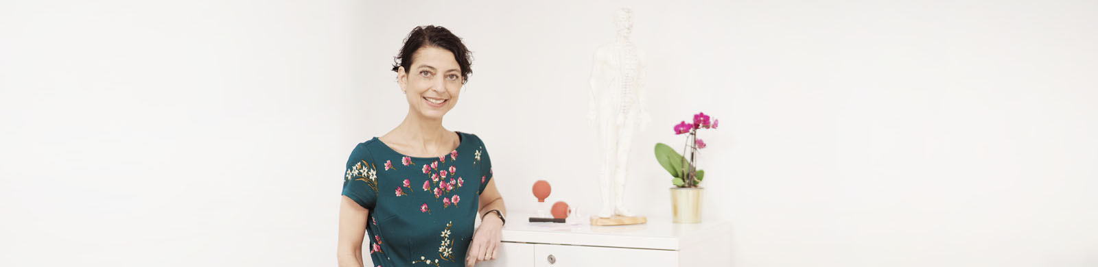 Frau Dr. Elif Çalışkan-Erle vor Akupunkturfigur