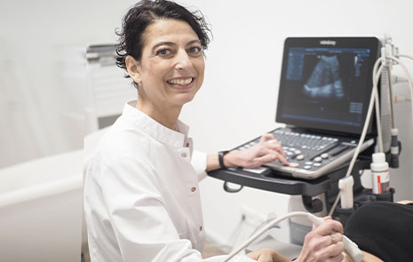 Frau Dr. Çalışkan-Erle am Ultraschallgerät