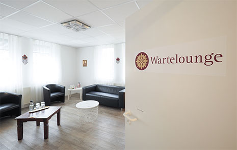 Wartelounge: Blick durch die Tür